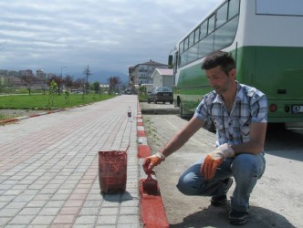 GÖNÜLLÜ  OLARAK ÇİÇEK DİKİYOR, BOYA YAPIYOR