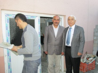 İLK EMEKLİ MAAŞI İLE OKULA KAPI YAPTIRDI