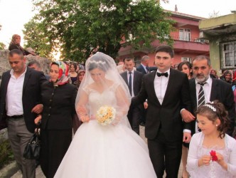 EMRULLAH AKKAYA EVLENDİ
