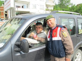 JANDARMA TRAFİK TİMLERİ HEDİYE DAĞITTI