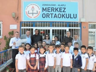 ATIK PİL TOPLAMADA ALAPLI OKULLARI İLK ÜÇTE