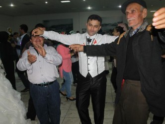 ASIRLIK DEDE TORUNUNUN DÜĞÜNÜNDE OYNADI