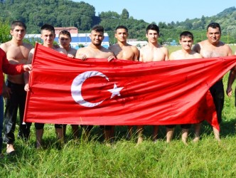 PEHLİVANLAR TÜRK BAYRAĞI AÇTI