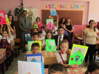 ÖĞRENCİLERDE KARNE SEVİNCİ