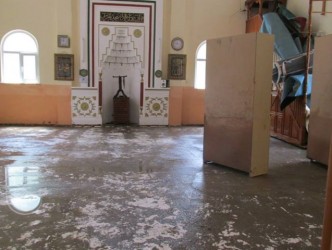 KAVUKKAVLA CAMİSİNİ BELEDİYE EKİPLERİ YIKADI