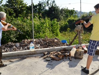 KÖYLÜLERDEN YILAN NÖBETİ