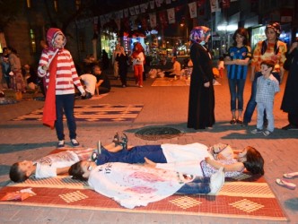 ALAPLI’DA SADECE ONLAR İSRAİL’İ PROTESTO ETTİ.
