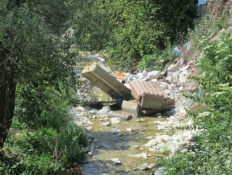 ÇÖPLERLE DERELERİ DOLDURUYORUZ