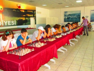 AYNI ANDA 15 KİŞİ İLE SATRANÇ OYNADI