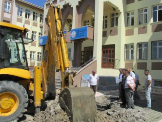 BU OKULUN  KANALİZASYON BORULARI BAĞLANMAMIŞ