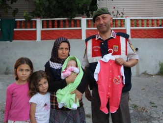 JANDARMA TRAFİKTEN BEBEKLERE TULUM HEDİYE
