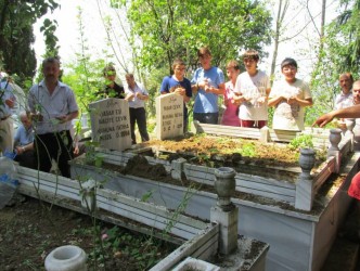 20 YIL ÖNCE MEZARINI KENDİSİ KAZMIŞ