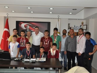 GÜREŞÇİLER BELEDİYE BAŞKANINI ZİYARET ETTİ