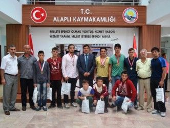KAYMAKAM GÜREŞÇİLERİ TEBRİK ETTİ