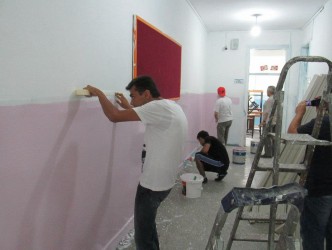ÖĞRETMELER ELBİRLİĞİ İLE OKULLARINI GÜZELLEŞTİRİYORLAR