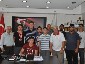 GÜREŞÇİLERDEN BAŞKANA ZİYARET