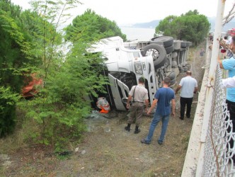 SAÇ YÜKLÜ TIR DEVRİLDİ SÜRÜCÜ AĞIR YARALI