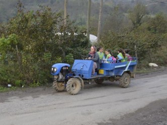 ÖĞRENCİLER PATPATLARLA OKULA TAŞINIYOR