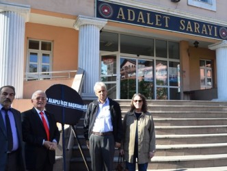 ADLİYEYE SİYAH ÇELENK