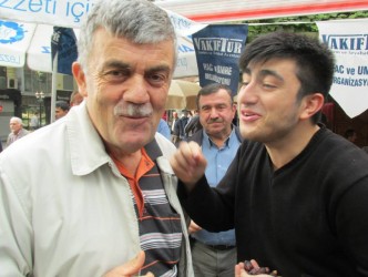 ZEMZEM VE HURMA DAĞITTILAR