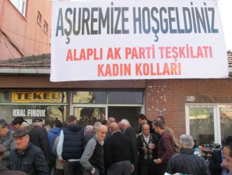 AK PARTİLİ KADINLAR AŞURE DAĞITTI