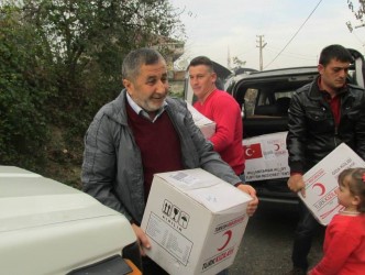 KIZILAY’DAN EVİ YANAN AİLEYE YARDIM