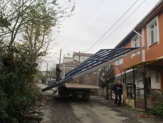 ÇATIYI KAMYONLA TAŞIDILAR