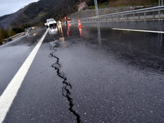 YOL ÇÖKTÜ ÇATLAKLAR VAR…