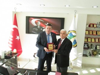 BELEDİYE BAŞKANINA TEŞEKKÜR PLAKETİ VERDİ