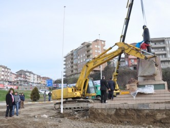 BELEDİYE ATATÜRK ANITINI YIKTI