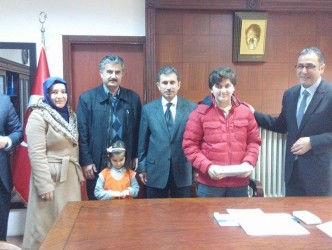 KAYMAKAMDAN BİRİNCİ OLAN ÖĞRENCİYE ÖDÜL