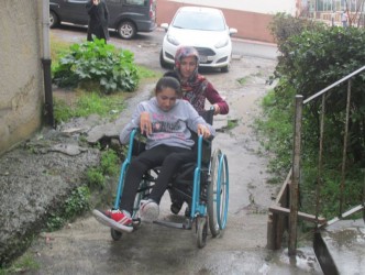 ENGELLİ ÖĞRENCİ İÇN RAMPA YAPILDI