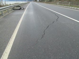 AKÇAKOCA YOLUNDA ÇATLAKLAR KORKUTUYOR