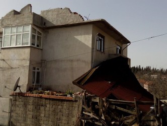 ŞİDDETLİ RÜZGAR ÇATILARI UÇURDU