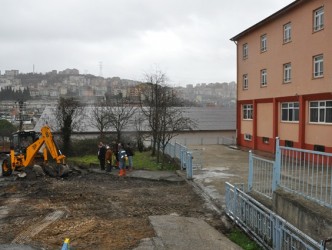 OKUL YOLLARINA BAKIM YAPILIYOR