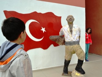 ÖĞRENCİLER SEYİT ONBAŞININ HEYKELİNİ YAPTI