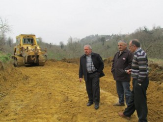KÖYÜNE ÜÇÜNCÜ YOLU AÇTIRIYOR