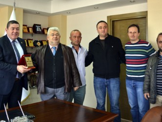 TEKİN’E PLAKETİ YAZICIOĞLU VERDİ..