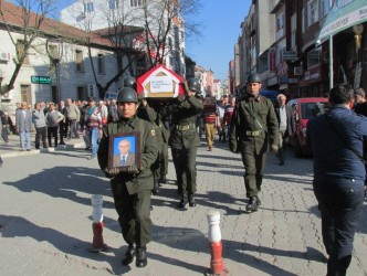 ASKERİ TÖRENLE TOPRAĞA VERİLDİ