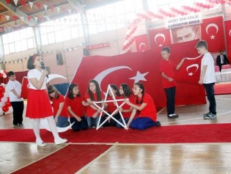 BAYRAK ŞİİRİNİ OKURKEN HEM AĞLADI HEM AĞLATTI