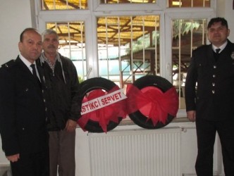 POLİS GÜNÜNDE ÇİÇEK YERİNE LASTİK HEDİYE