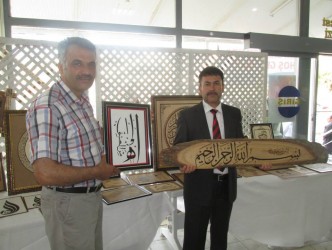 AHŞAP  YAKMA ÇALIŞMALARINI SERGİLEDİ