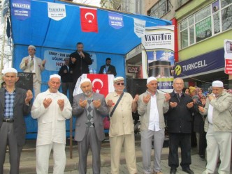 VAKIF TUR İLE 40 KİŞİ UMREYE GİTTİ