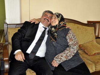 ANNESİNİN HAYIR DUASINI ALDI