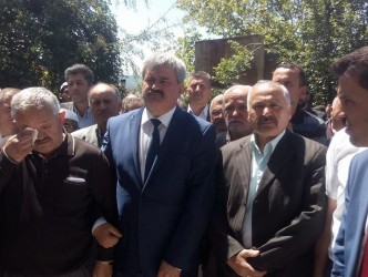 YAN YANA TOPRAĞA VERİLDİLER