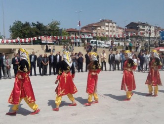 PROTOKOL AYAKTA, SEYİRCİ OTURAKTA İZLEDİ