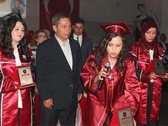 İKİNCİ YAPILINCA PLAKETİ YERE BIRAKTI