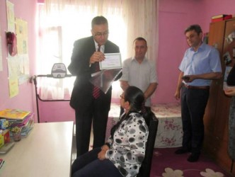 KARNESİNİ EVİNDE ALDI