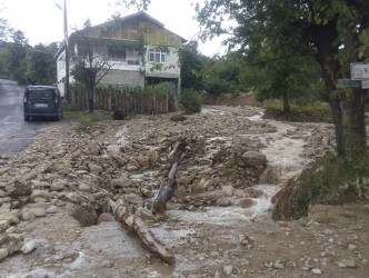 SEL KÖY YOLLARINI KAPATTI