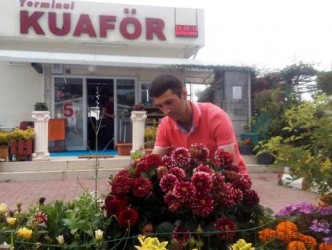 İŞYERİNİN ÖNÜNÜ  ÇİÇEK BAHÇESİNE ÇEVİRDİ